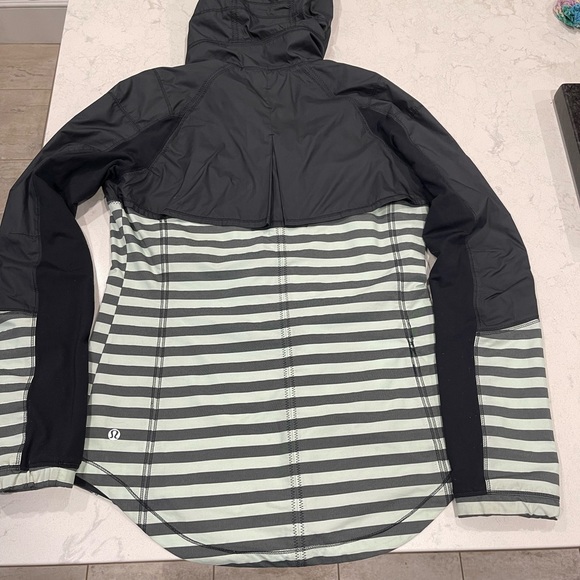 Lululemon light jacket - Picture 2 of 8